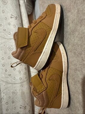 Nike Kids High-Top Sneakers in Tan/Bronze